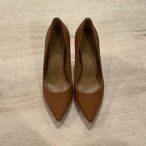 Classic Pointed-Toe Women's Pumps in Cognac Brown